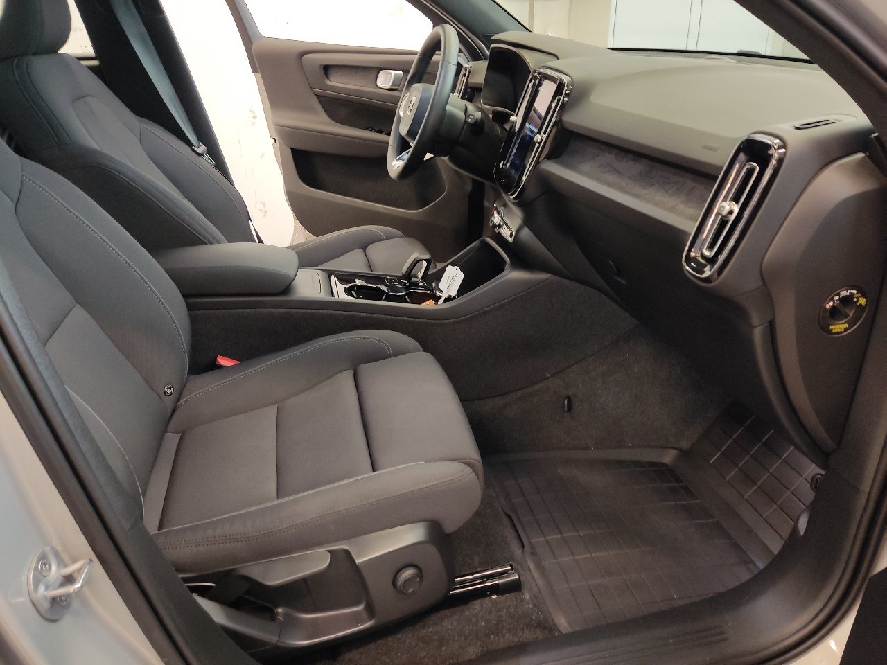 Volvo Klimatpaket, förarstöd, infällbar dragkrok Interiörpaket XC40 RECHARGE TWIN MOTOR, 408HK, 2024 photo