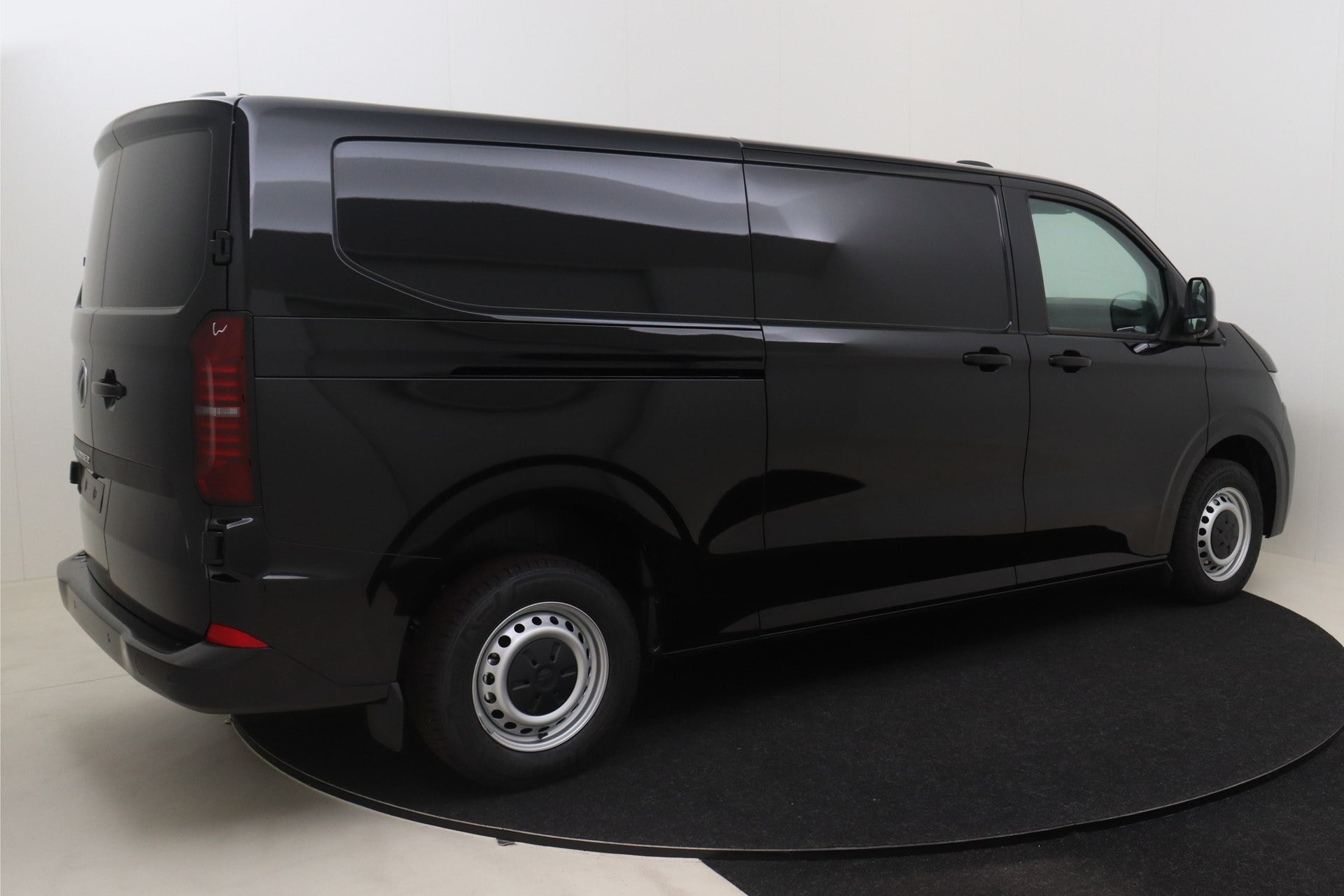 Volkswagen Transporter T7 LWB 3,1t 2.0 TDI DSG 170 hp photo