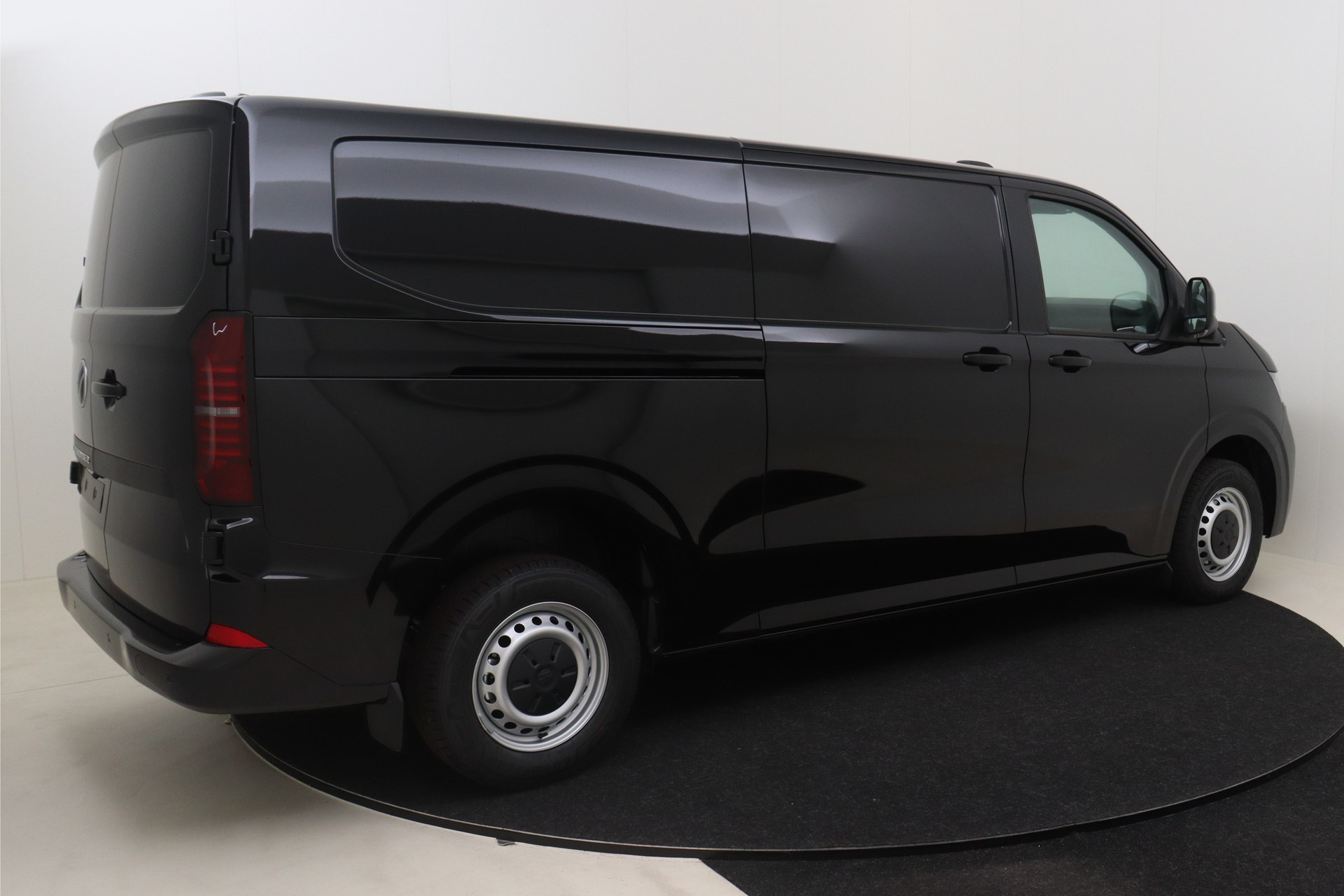 Volkswagen Transporter T7 LWB 3,1t 2.0 TDI DSG 170 hp photo