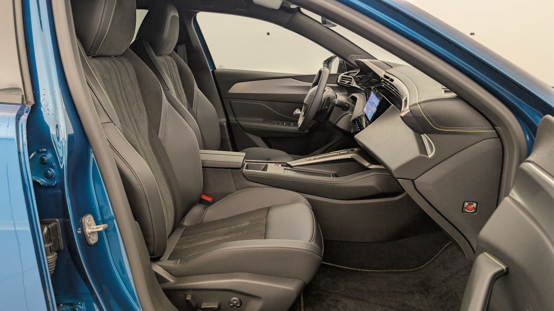 Peugeot 408 Hybrid 145 e-DCS6 GT photo