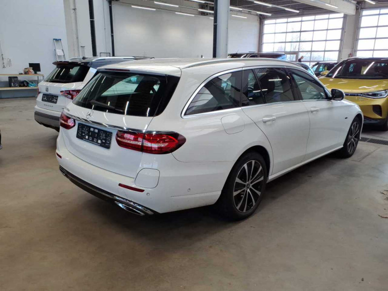 Mercedes-Benz E 300de photo