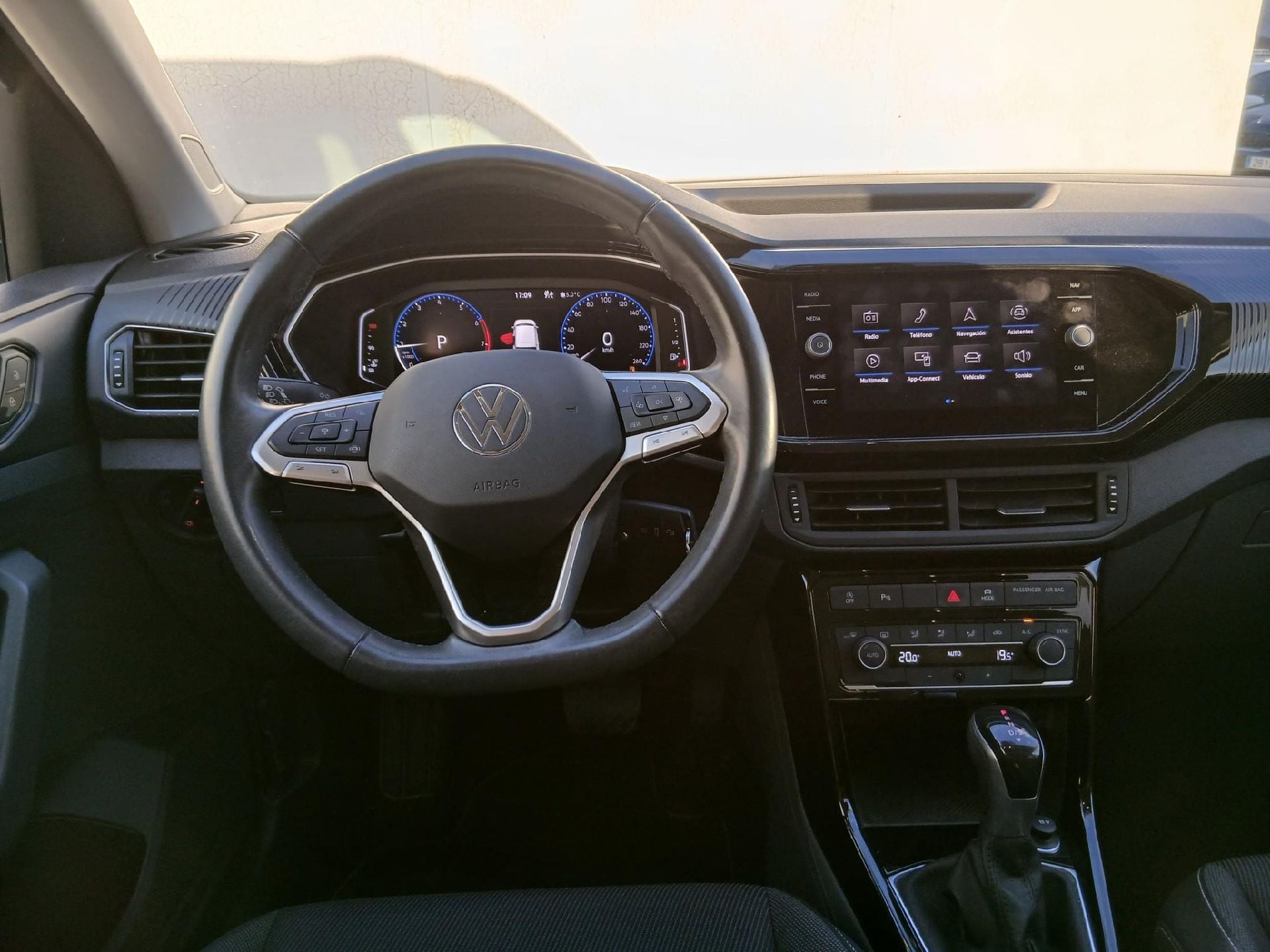 VOLKSWAGEN T-Cross / 2018 / 5P / todoterreno Sport 1.0 TSI 81kW (110CV) DSG photo