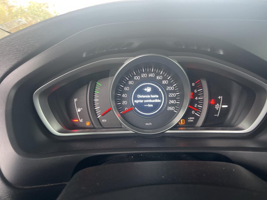 VOLVO V40 / 2016 / 5P / berlina con portón 2.0 T2 Momentum photo