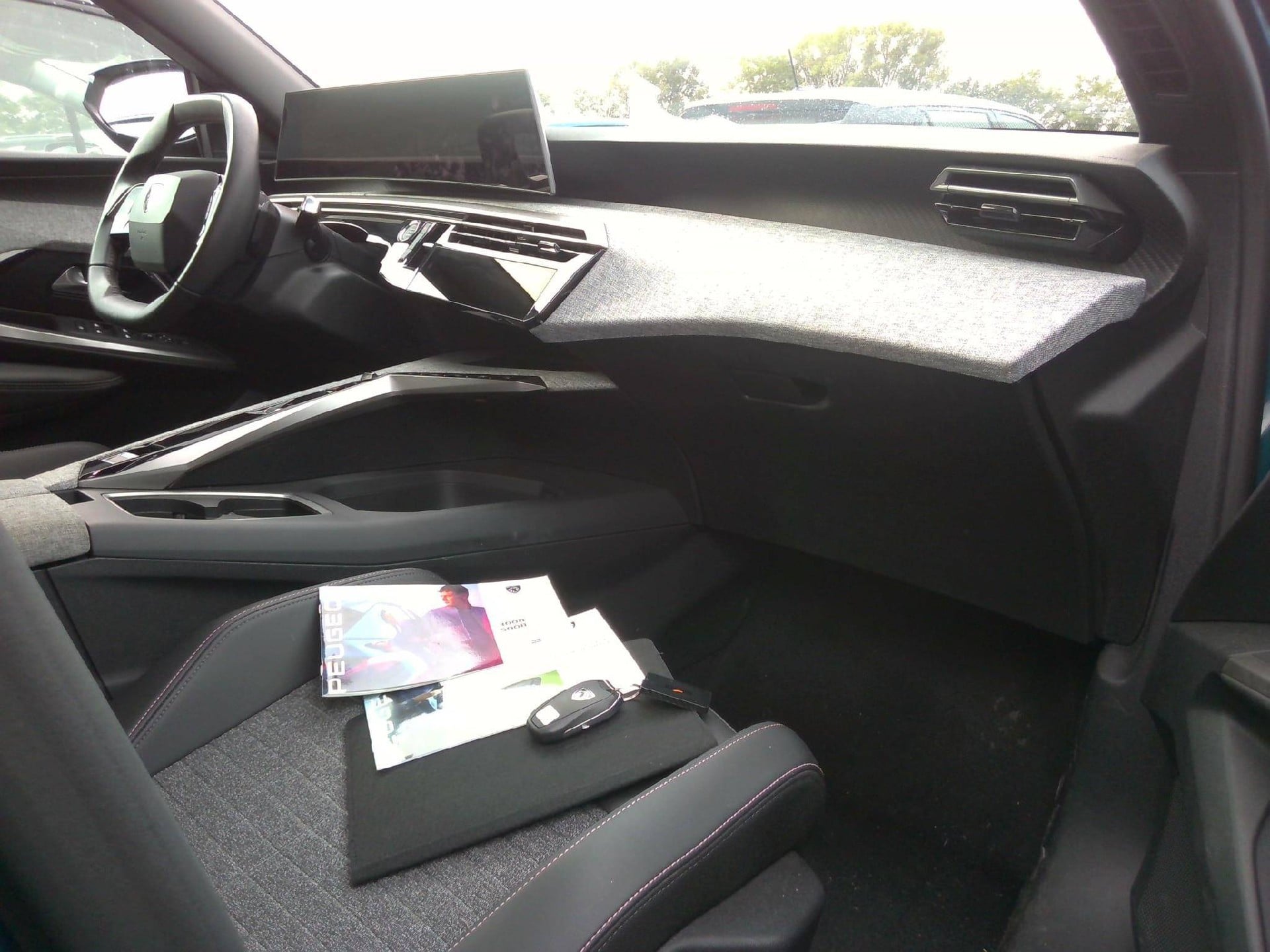 Peugeot 3008 Allure 1.2L Gasoline mild-hybrid (Hybrid 136) e-DCS6 photo