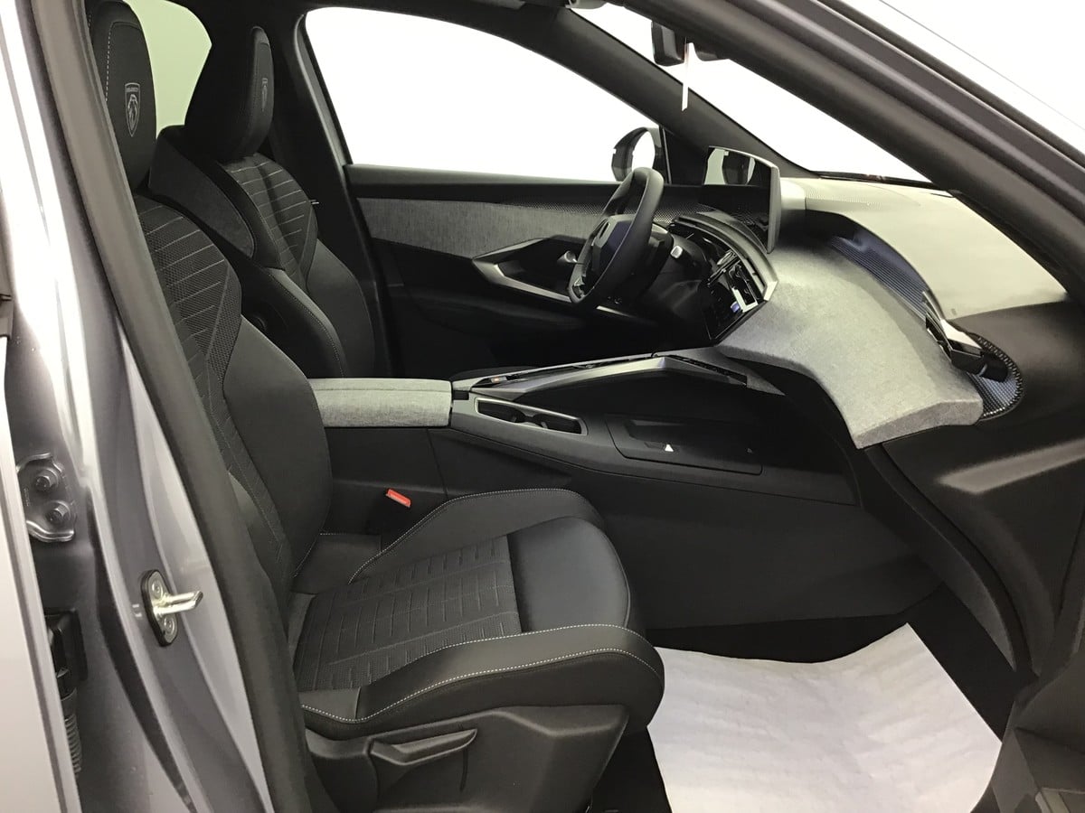 Peugeot 3008 GT 1.2 Hybrid Electric/Gasoline 147hp photo