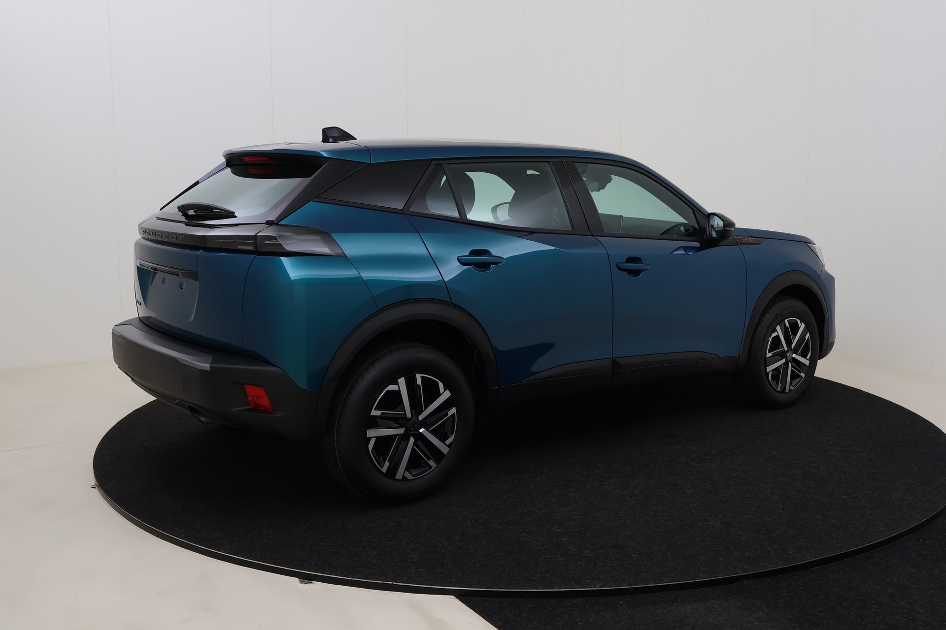 Peugeot 2008 Style 1.2 Turbo 100 hp Man. 6 photo