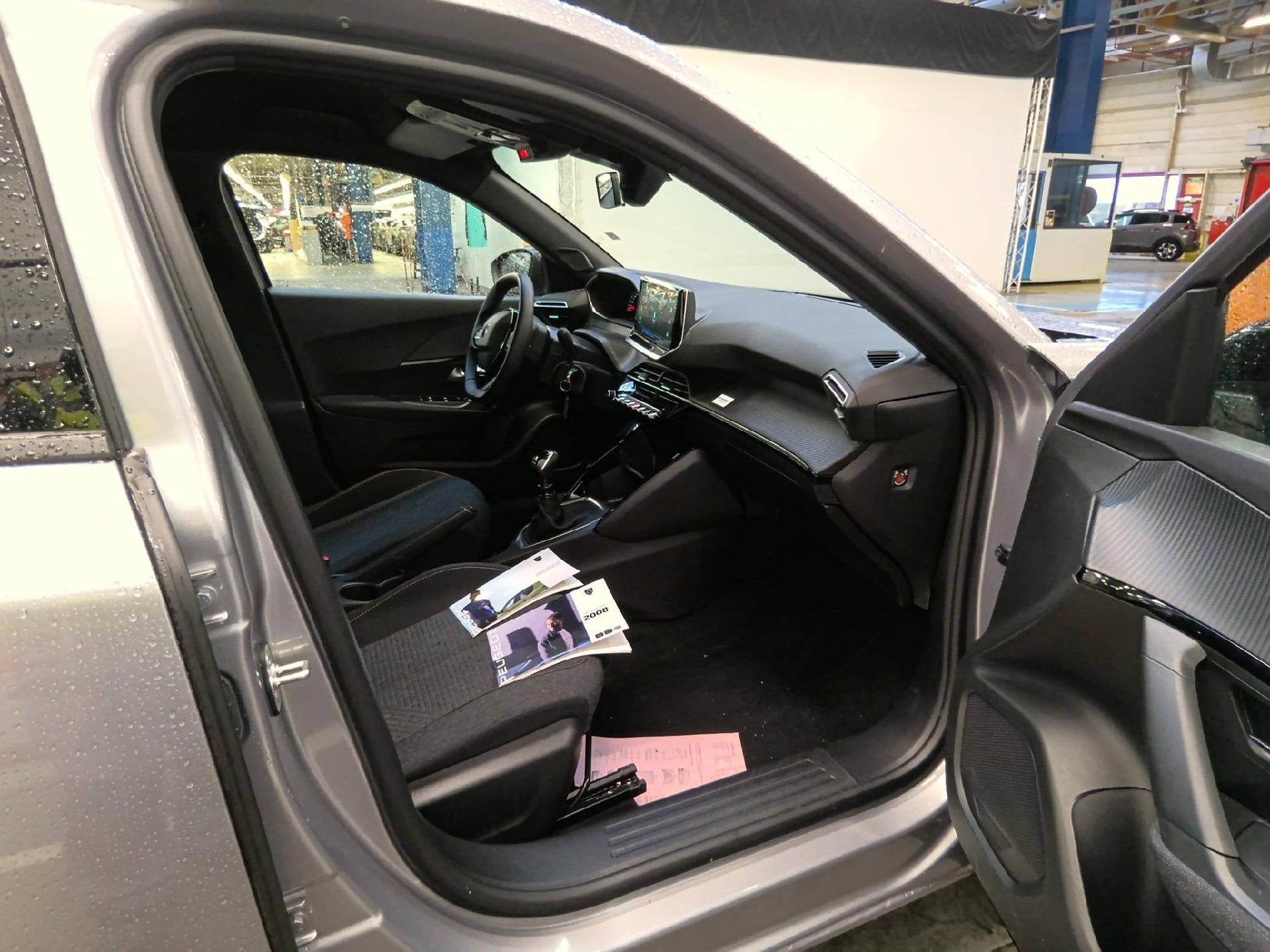 Peugeot 2008 Style 1.2L 100hp S&S (6-speed manual) photo