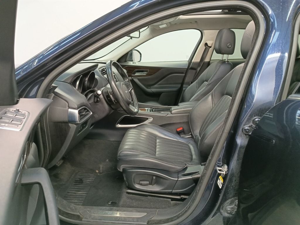 Jaguar F-Pace 2.0D 132kW Aut. Portfolio 5d photo