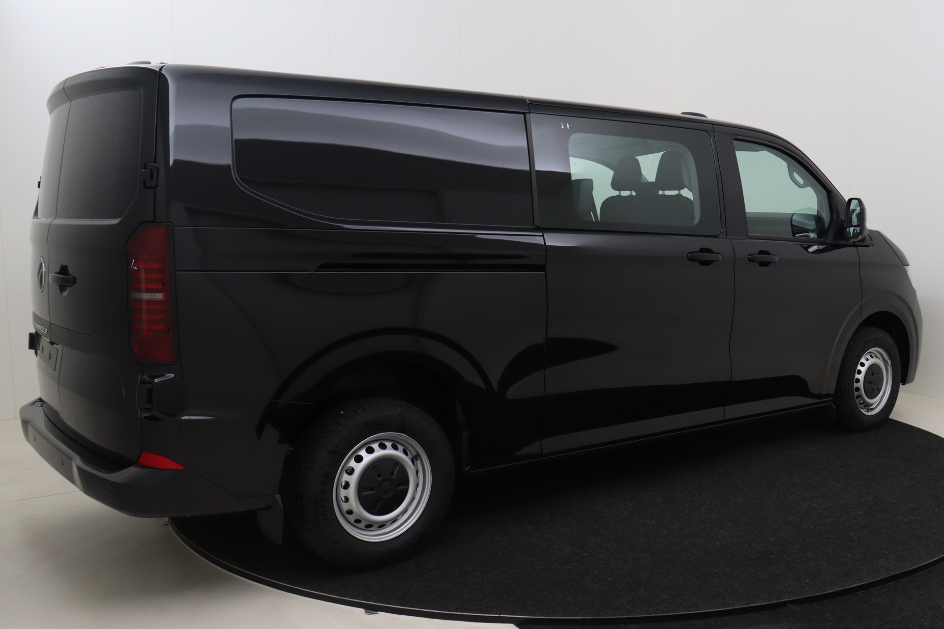 Volkswagen Transporter T7 Double cabine 3500 mm 2,0 TDI 170 hp Aut. photo
