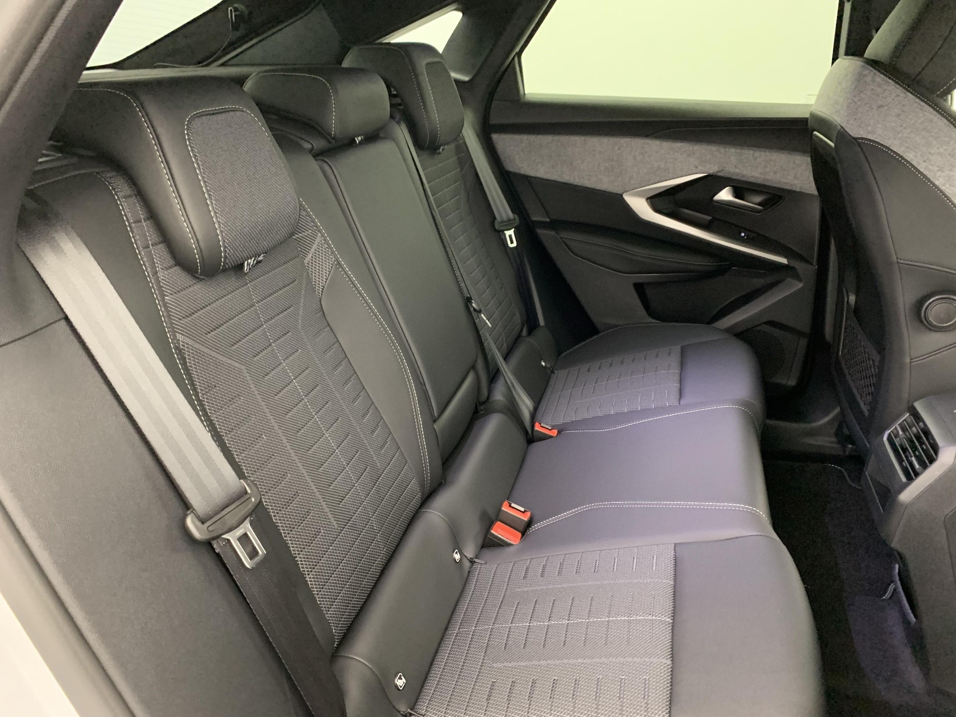 Peugeot 3008 Hybrid 145 e-DCS6 GT photo