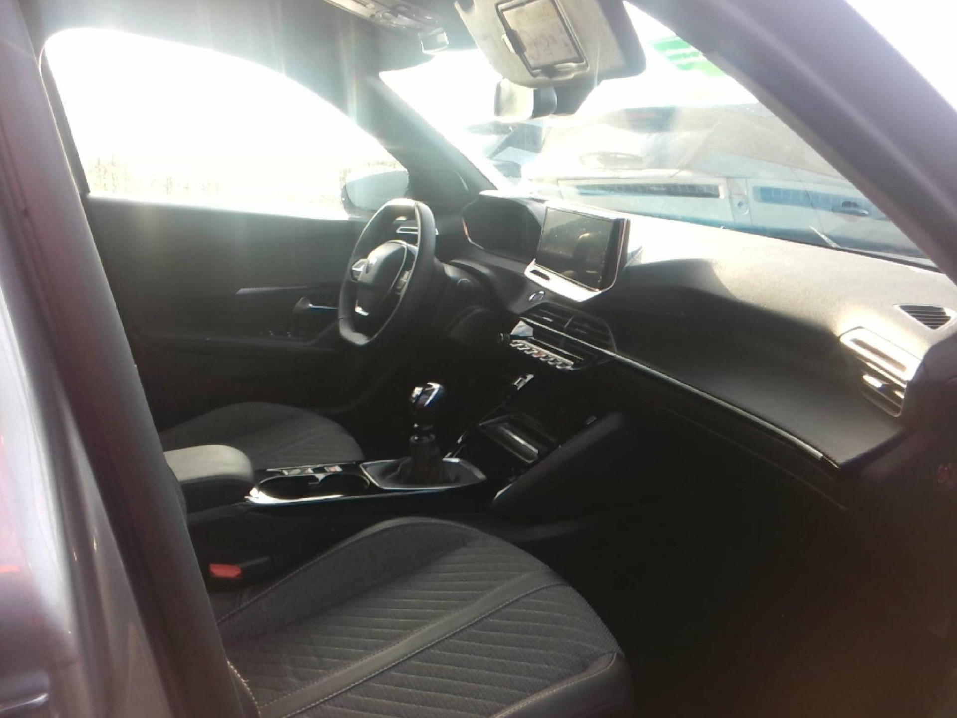 Peugeot 2008 Allure 1.2L 3-cylinder gasoline (100 hp) S&S, 6-speed manual photo