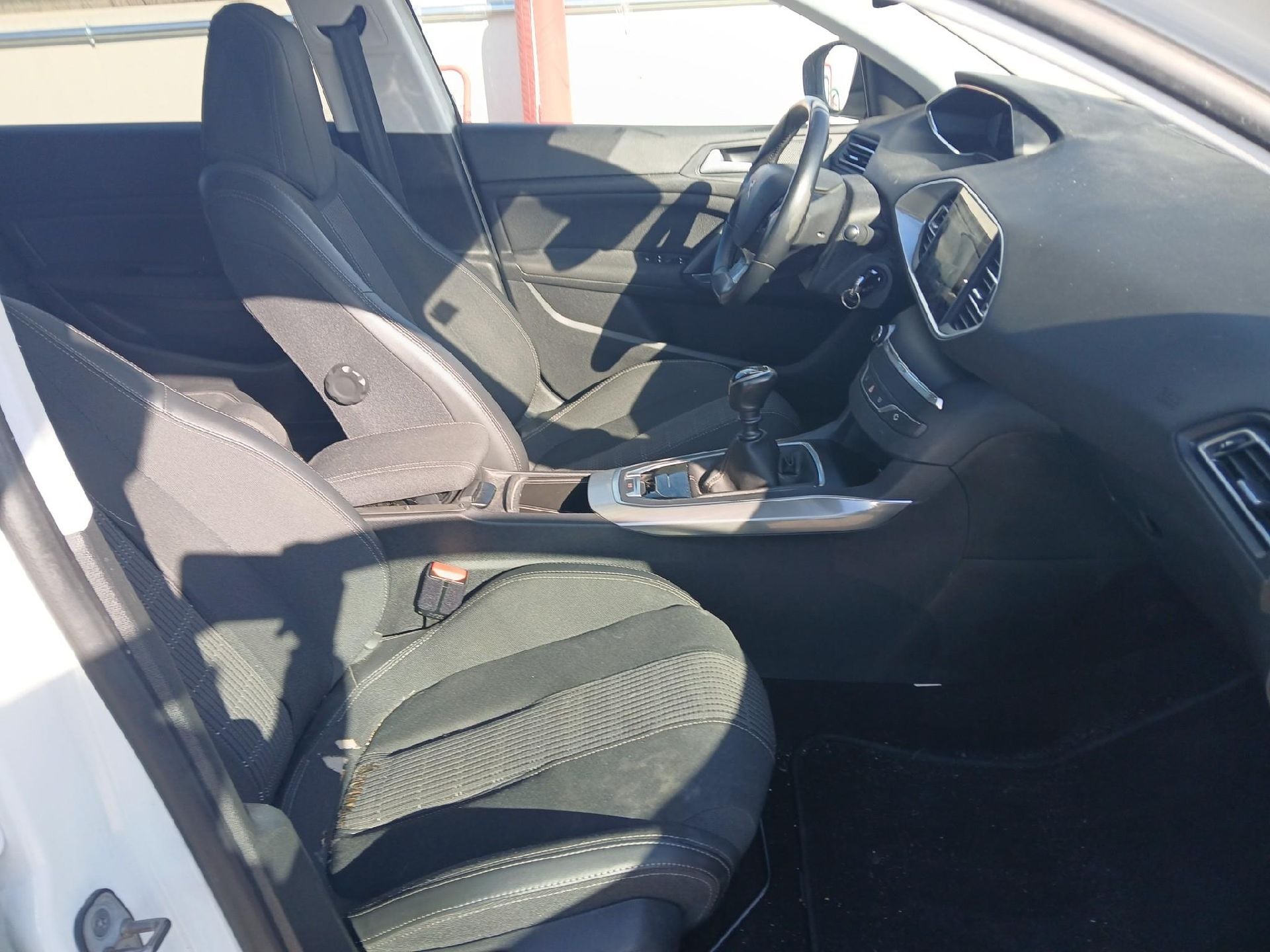 PEUGEOT 308 / 2017 / 5P / berlina con portón 5p Allure PureTech 130 S&S (CX) photo