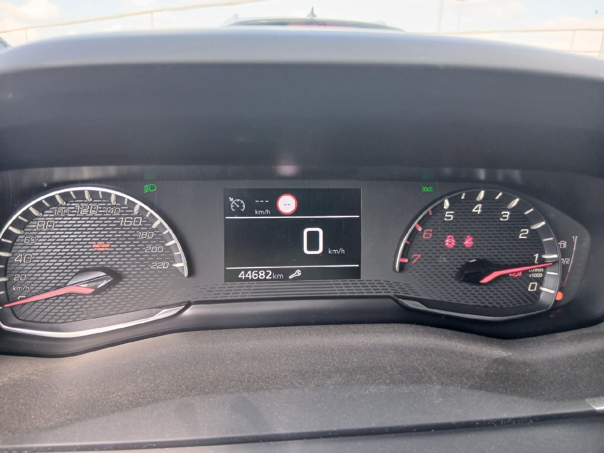 PEUGEOT 2008 / 2019 / 5P / todoterreno Allure BlueHDI 81kW (110CV) photo