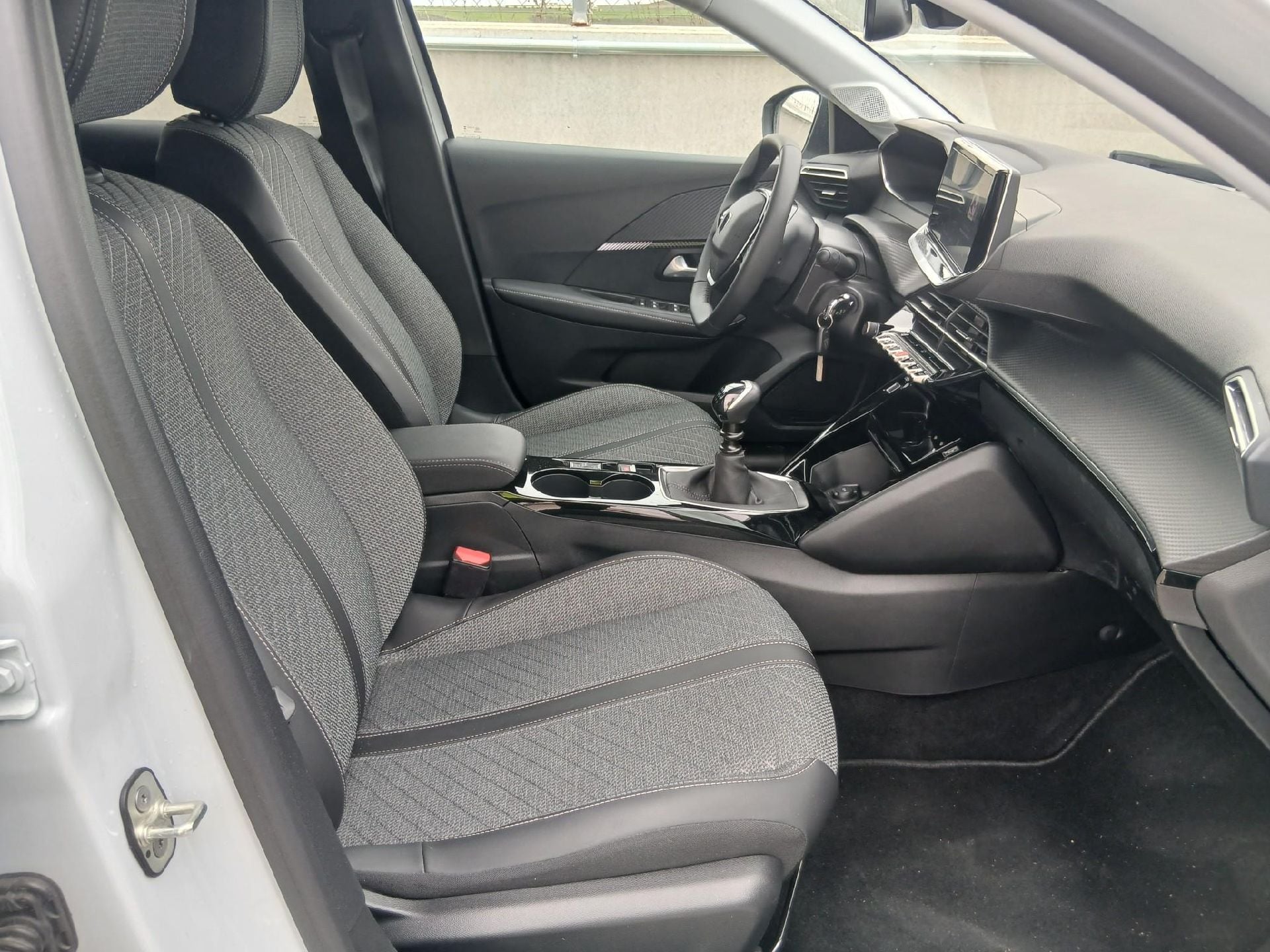 208 Allure 1.2 Puretech 100CV MT6 6E photo