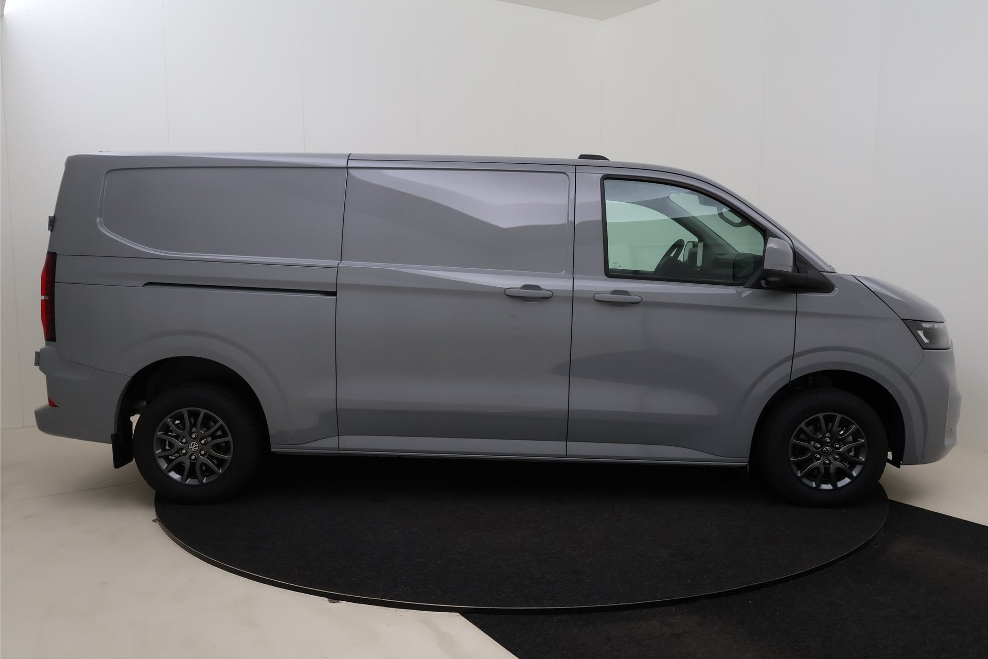 Volkswagen Transporter T7 Fourgon 3500 mm 2.0 TDI 150 hp Aut.8 photo