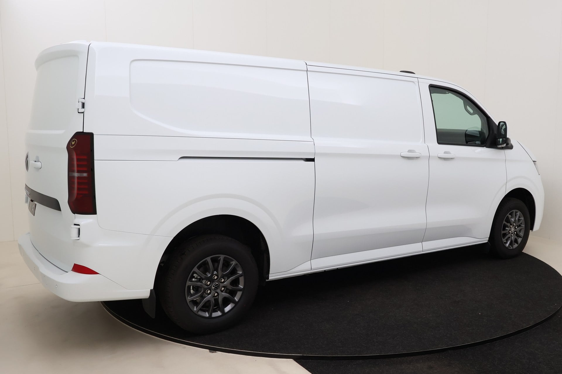 Volkswagen Transporter T7 Fourgon 3500 mm 2.0 TDI 150 hp Aut.8 photo