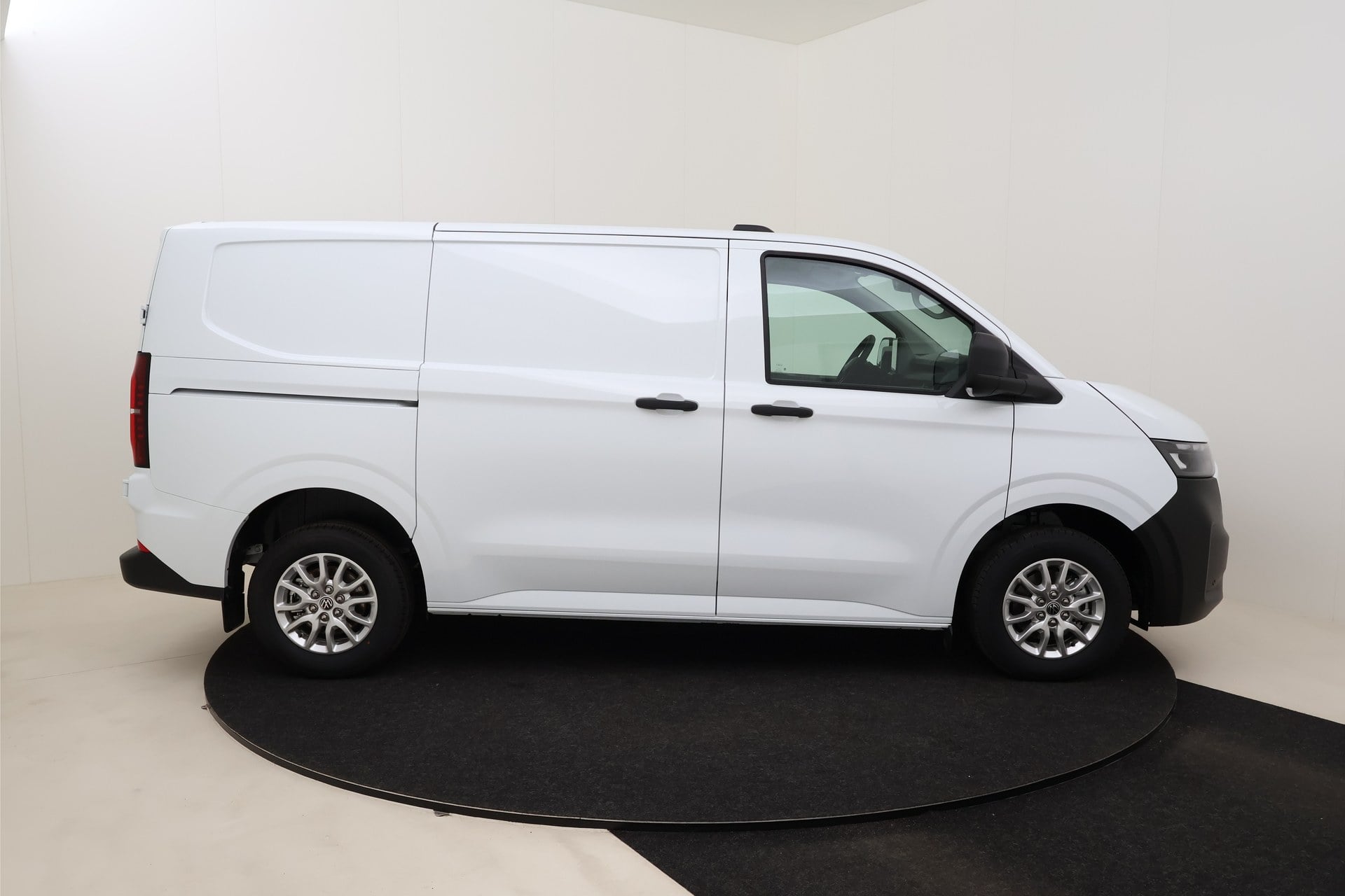 Volkswagen Transporter T7 Fourgon 3100 mm 2.0 TDI 150 hp Aut.8 photo