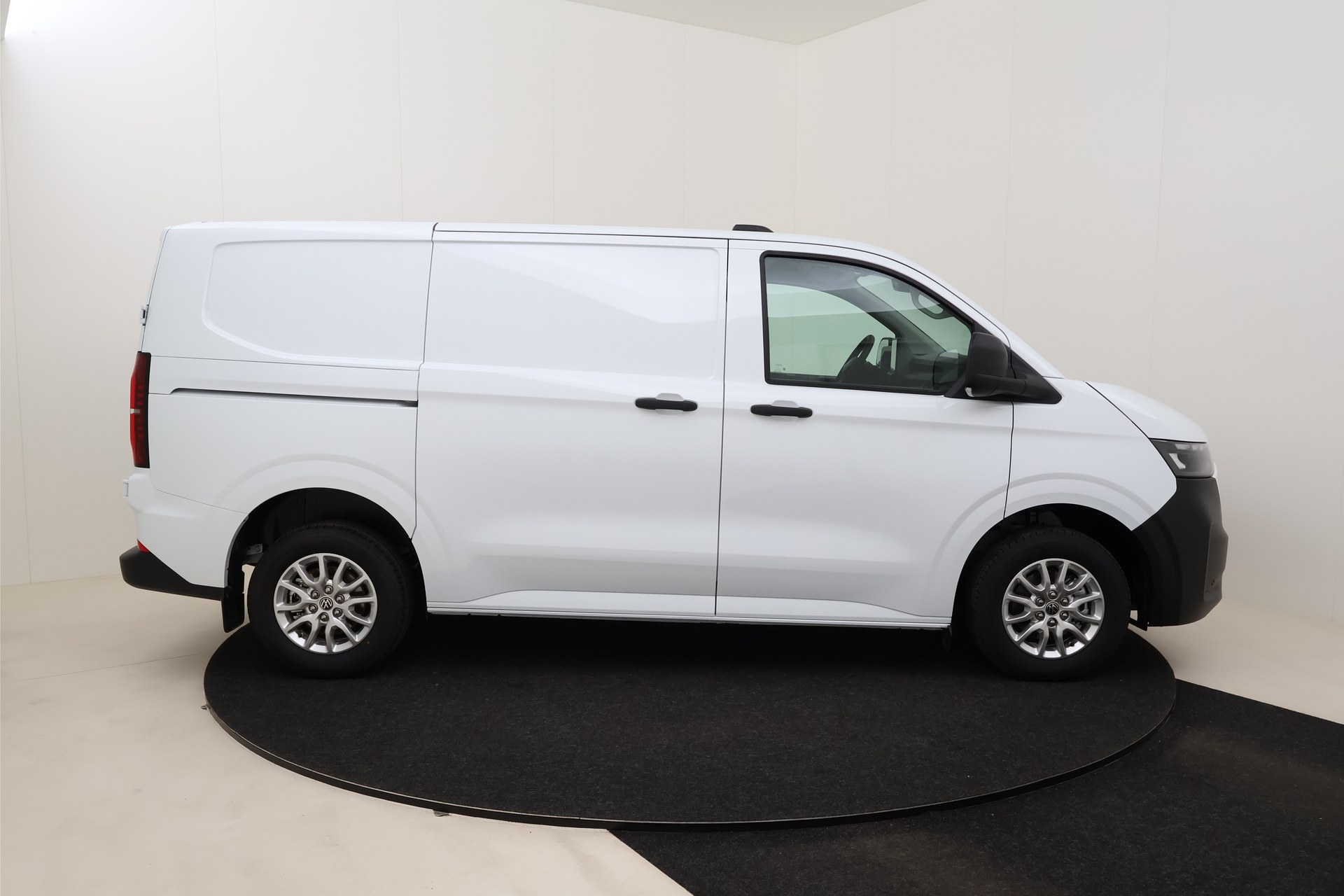 Volkswagen Transporter T7 Fourgon 3100 mm 2.0 TDI 150 hp Aut.8 photo