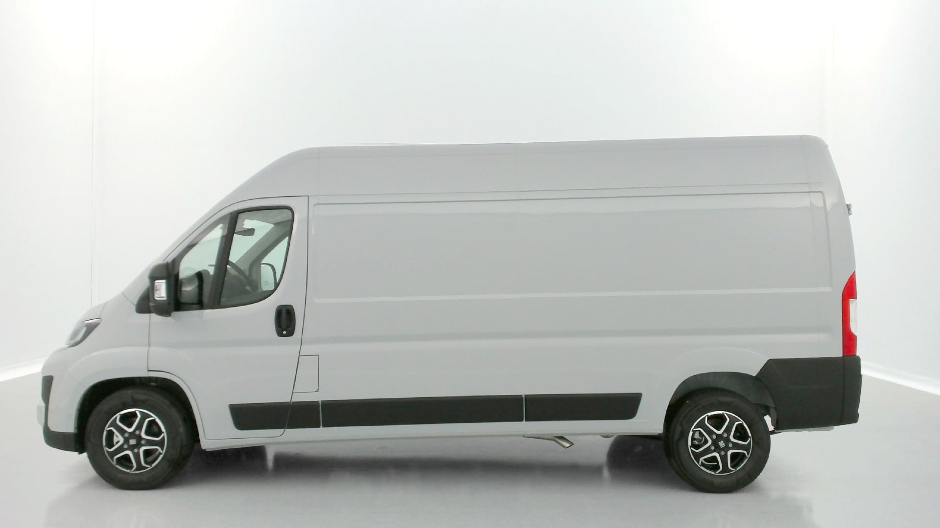 Fiat Ducato Maxi (L3H3) BVA8 2.2L Diesel 180ch photo
