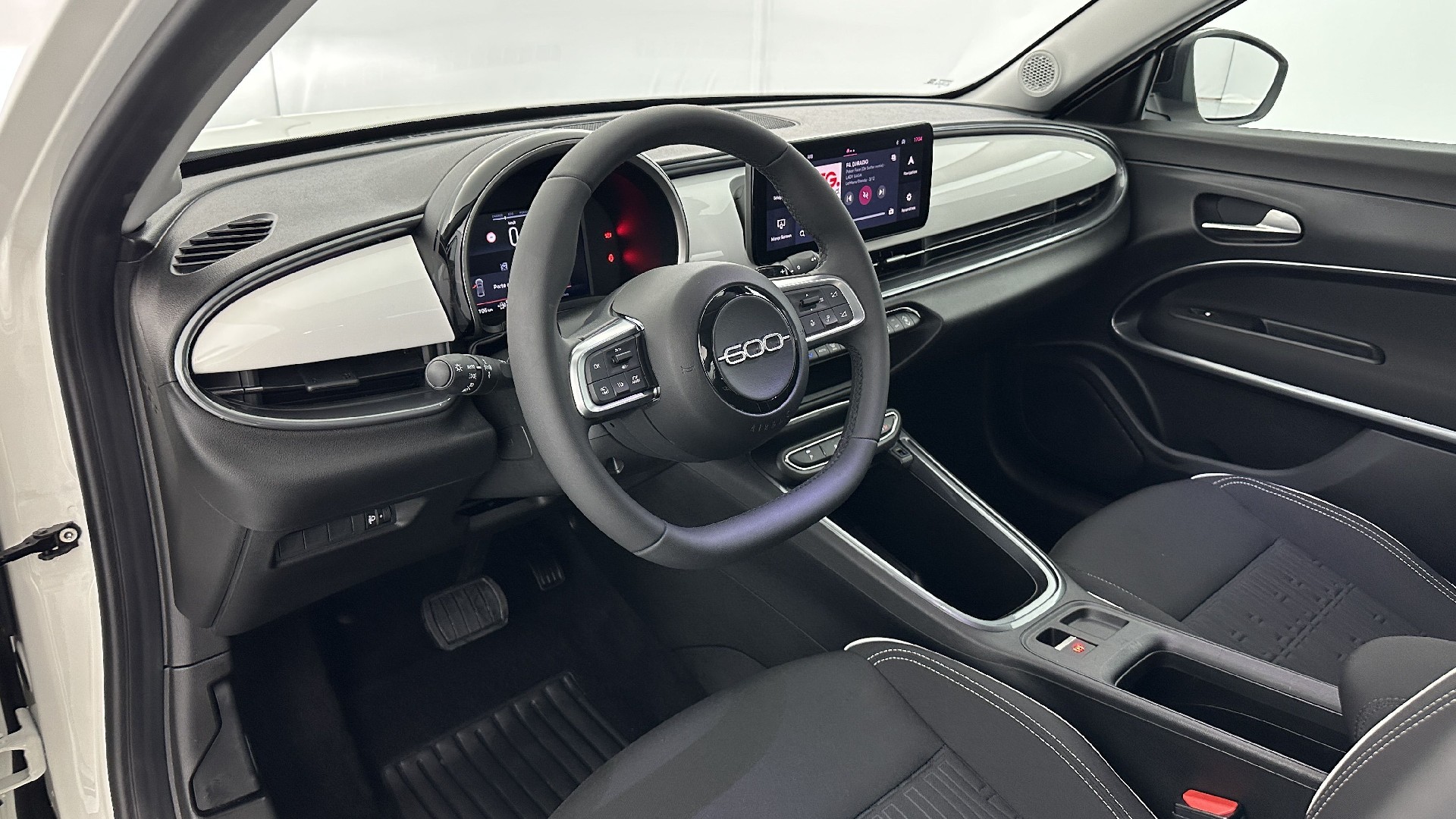 Fiat 600 Pop 1.2L Hybrid Turbo (145 hp) photo