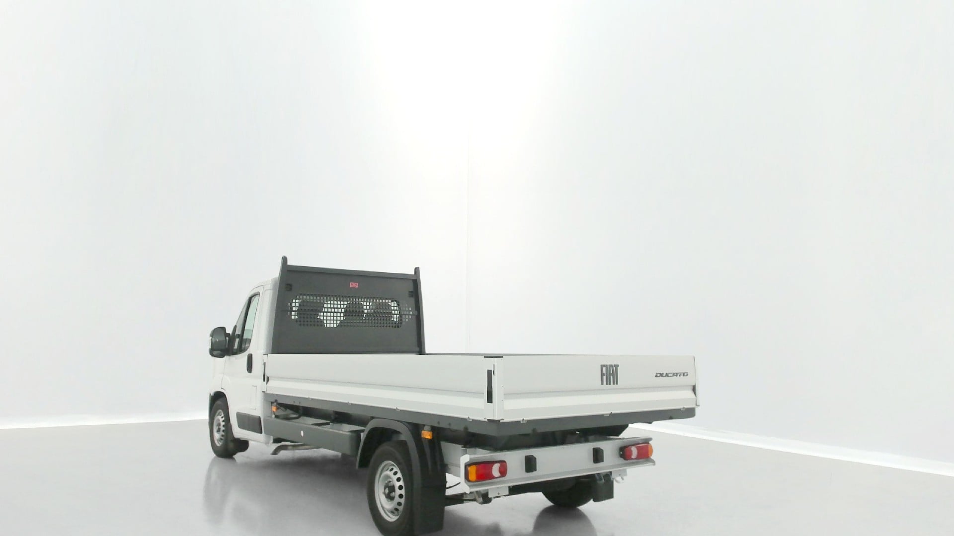 Fiat Ducato L3 Maxi (3.5t) Flatbed (Plateau Ridelles) 2.2L Diesel 103 kW (140 ch) photo