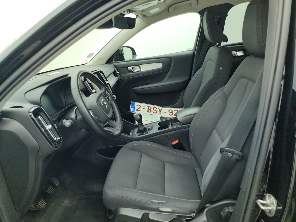 Volvo XC40 T2 Momentum Pro 5d photo