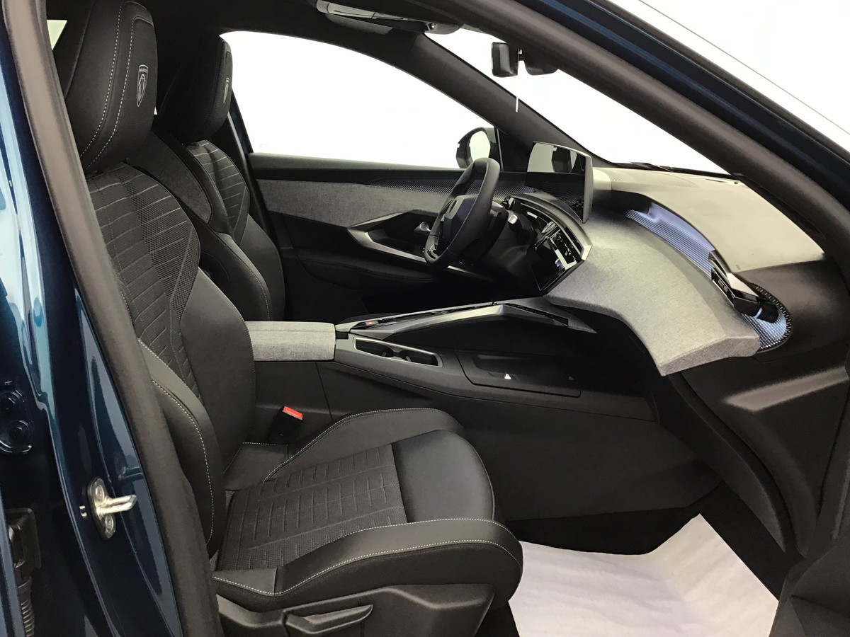 Peugeot 3008 GT 1.2 Hybrid Electric/Gasoline 147hp photo