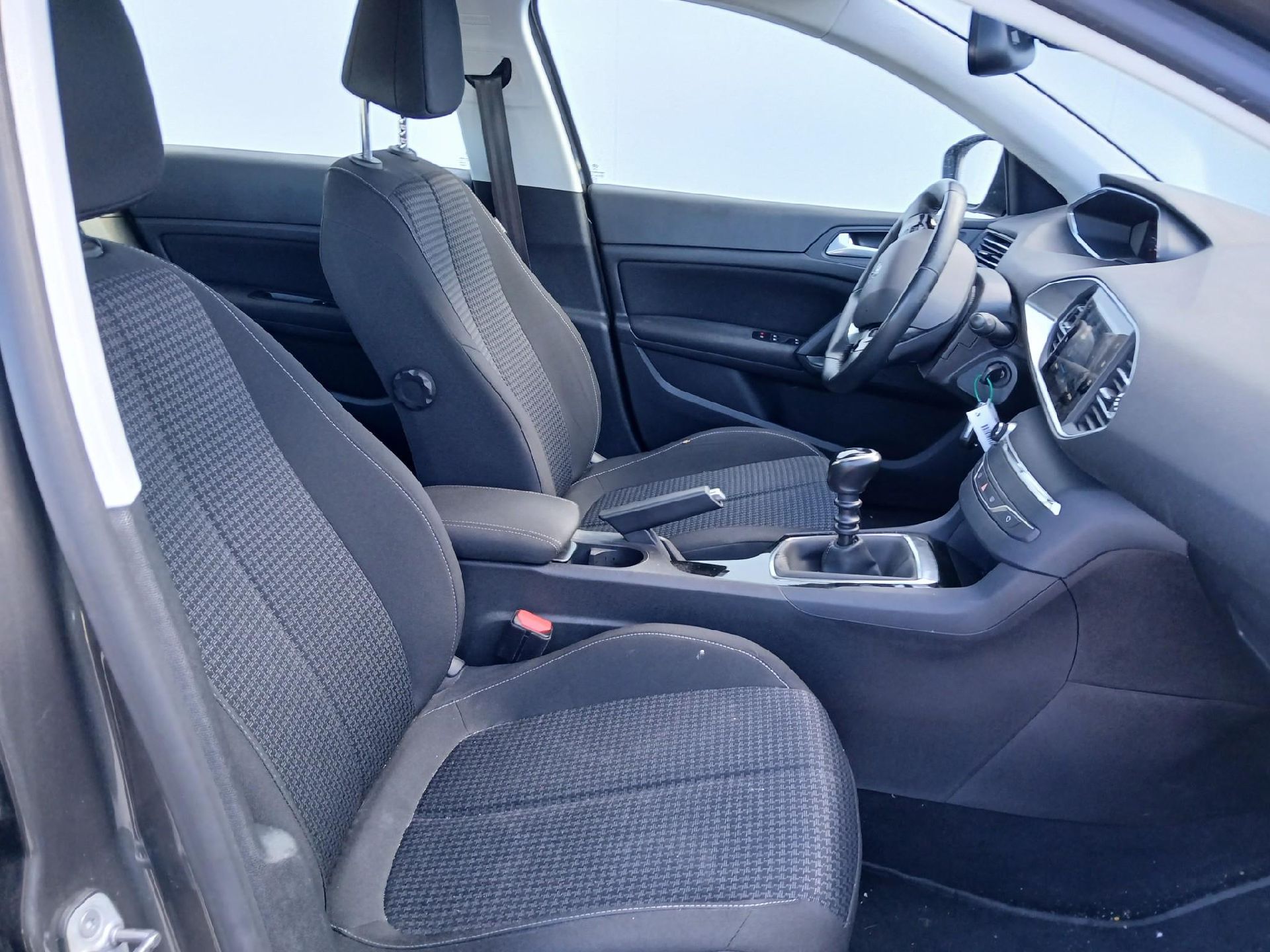 PEUGEOT 308 / 2017 / 5P / berlina con portón 5p Active Pack PureTech 110 S&S photo