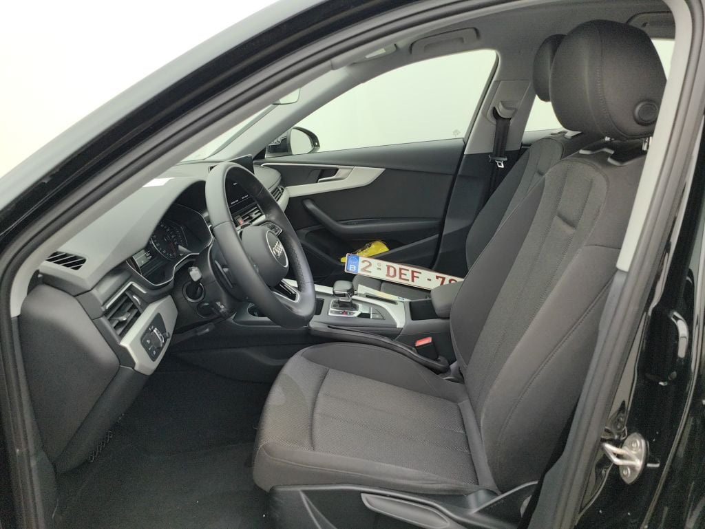 Audi A4 2.0 35 TFSi 110kW S tr. Attraction Bus. 4d photo