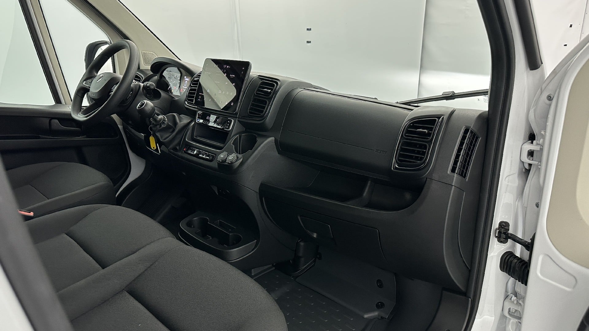 Peugeot Boxer L2H2 3.3 2.2 BlueHDi 140ch photo