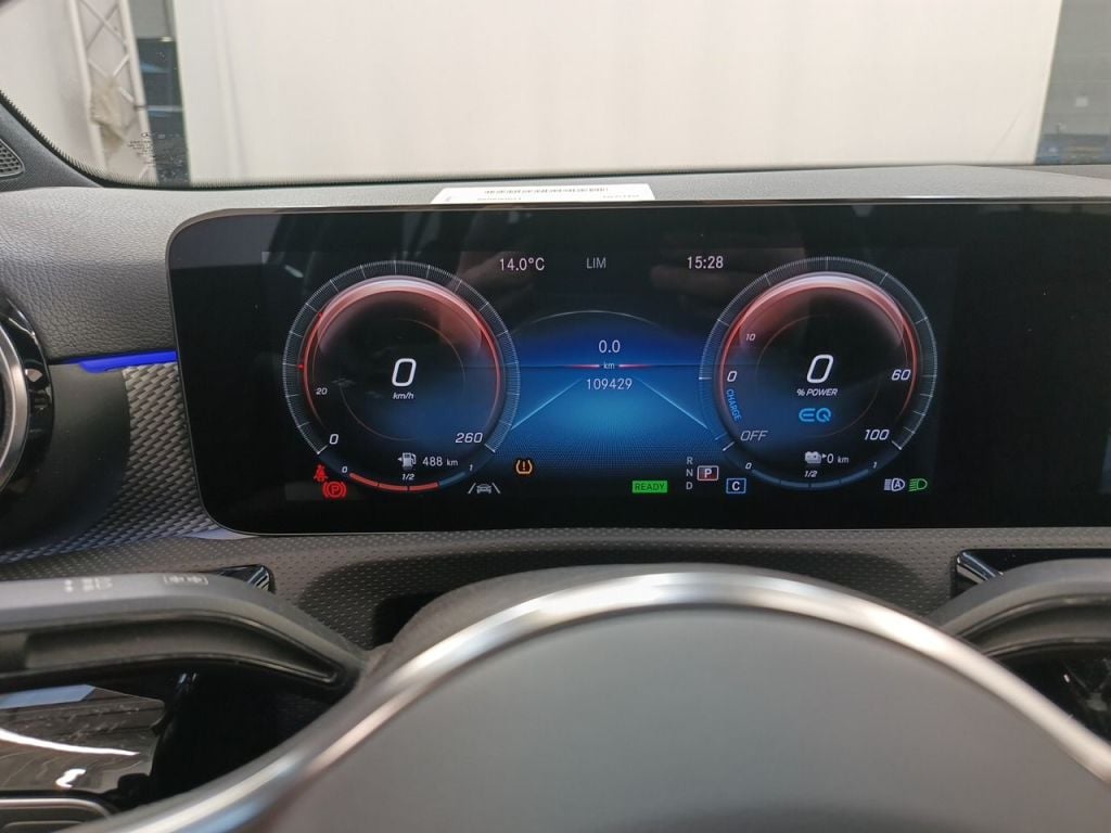 Mercedes-Benz A-Klasse Limousine A 250e Business Solution 4d photo