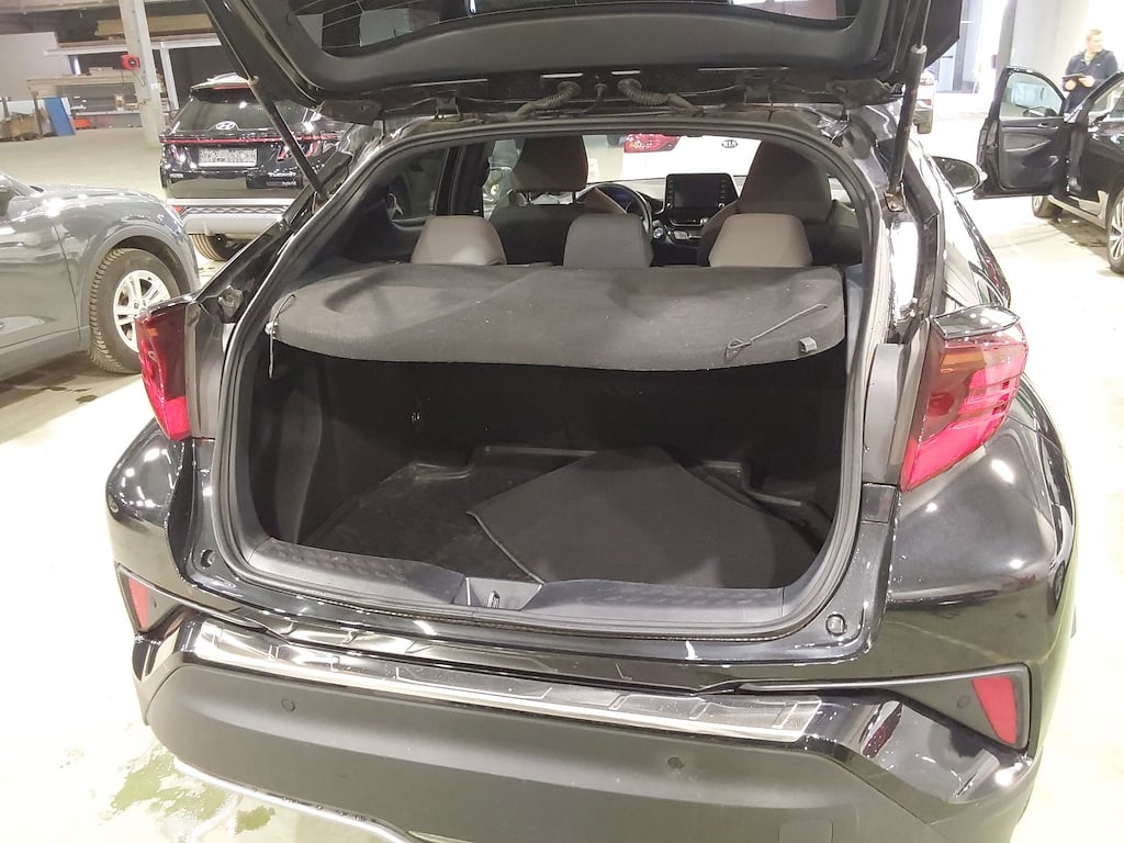 TOYOTA C-HR 1.8 VVT I-HYBRID C-HIC MONO-TONE AUTO photo