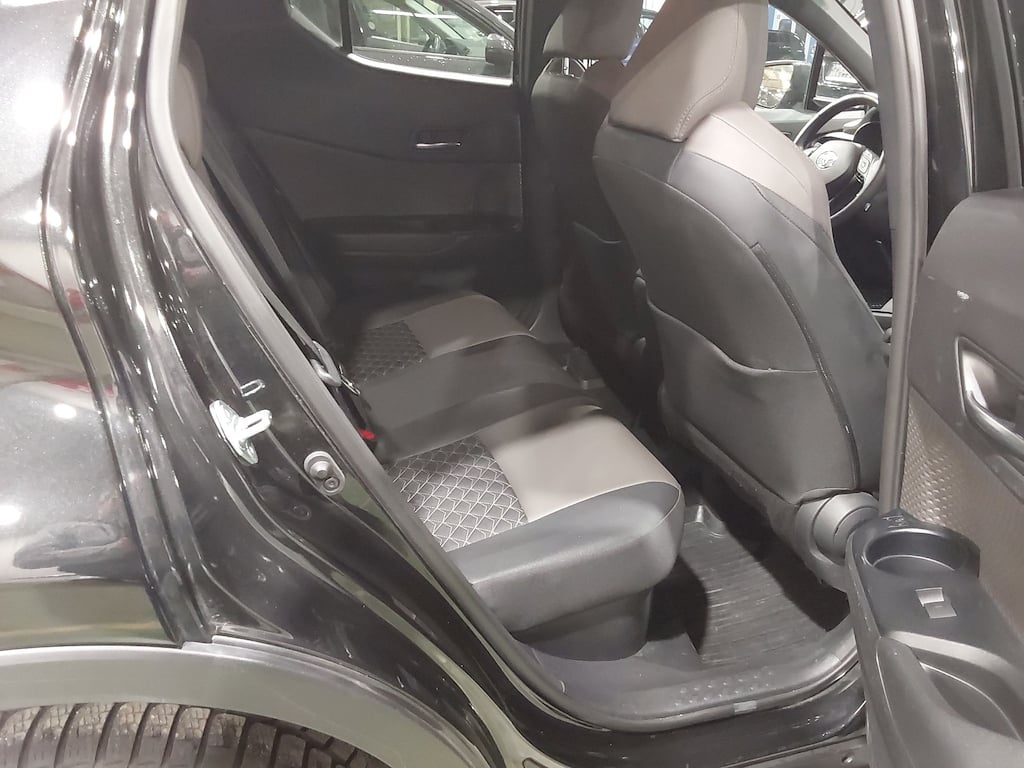 TOYOTA C-HR 1.8 VVT I-HYBRID C-HIC MONO-TONE AUTO photo