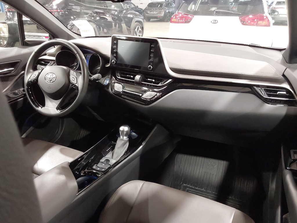 TOYOTA C-HR 1.8 VVT I-HYBRID C-HIC MONO-TONE AUTO photo
