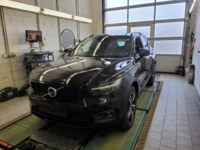 Volvo XC40 (2017->) DE - SUV5 B4 2WD EU6d, R-Design (EURO 6d), 2020 - 2022