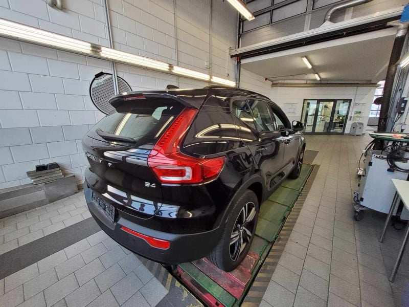 Volvo XC40 (2017->) DE - SUV5 B4 2WD EU6d, R-Design (EURO 6d), 2020 - 2022 photo