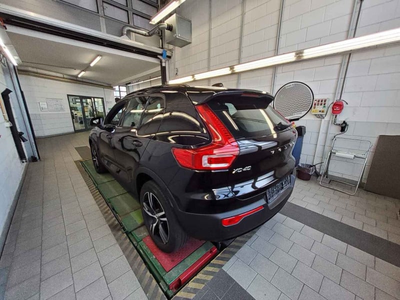 Volvo XC40 (2017->) DE - SUV5 B4 2WD EU6d, R-Design (EURO 6d), 2020 - 2022 photo