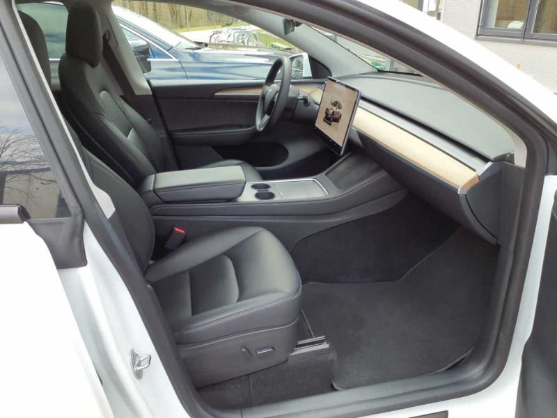 Tesla Model Y - SUV5 Dual, Maximale Reichweite Dual AWD, 2021 - 2025 Maximum Range / Premium photo