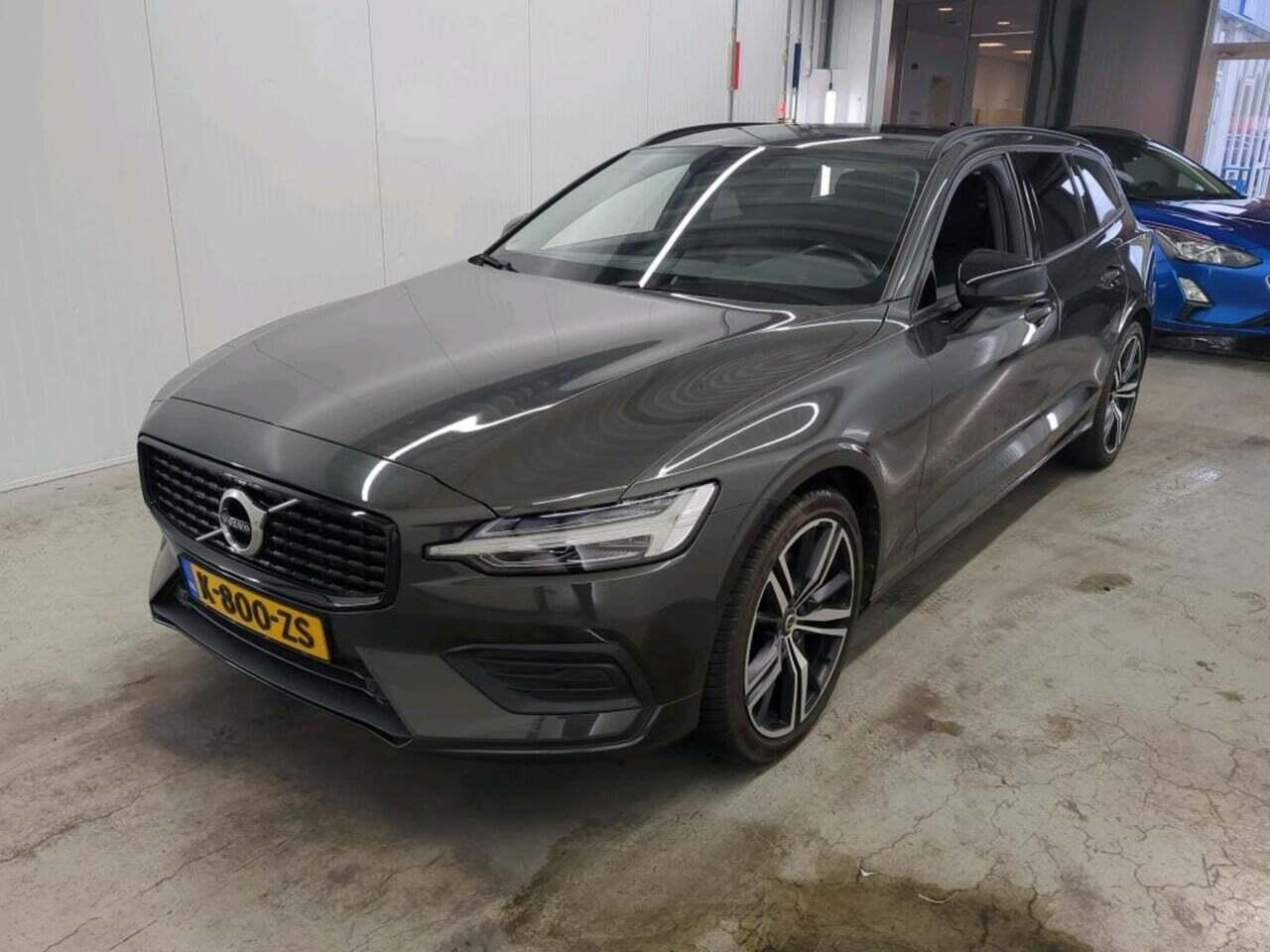 VOLVO V60 2.0 B3 Mom. Adv.