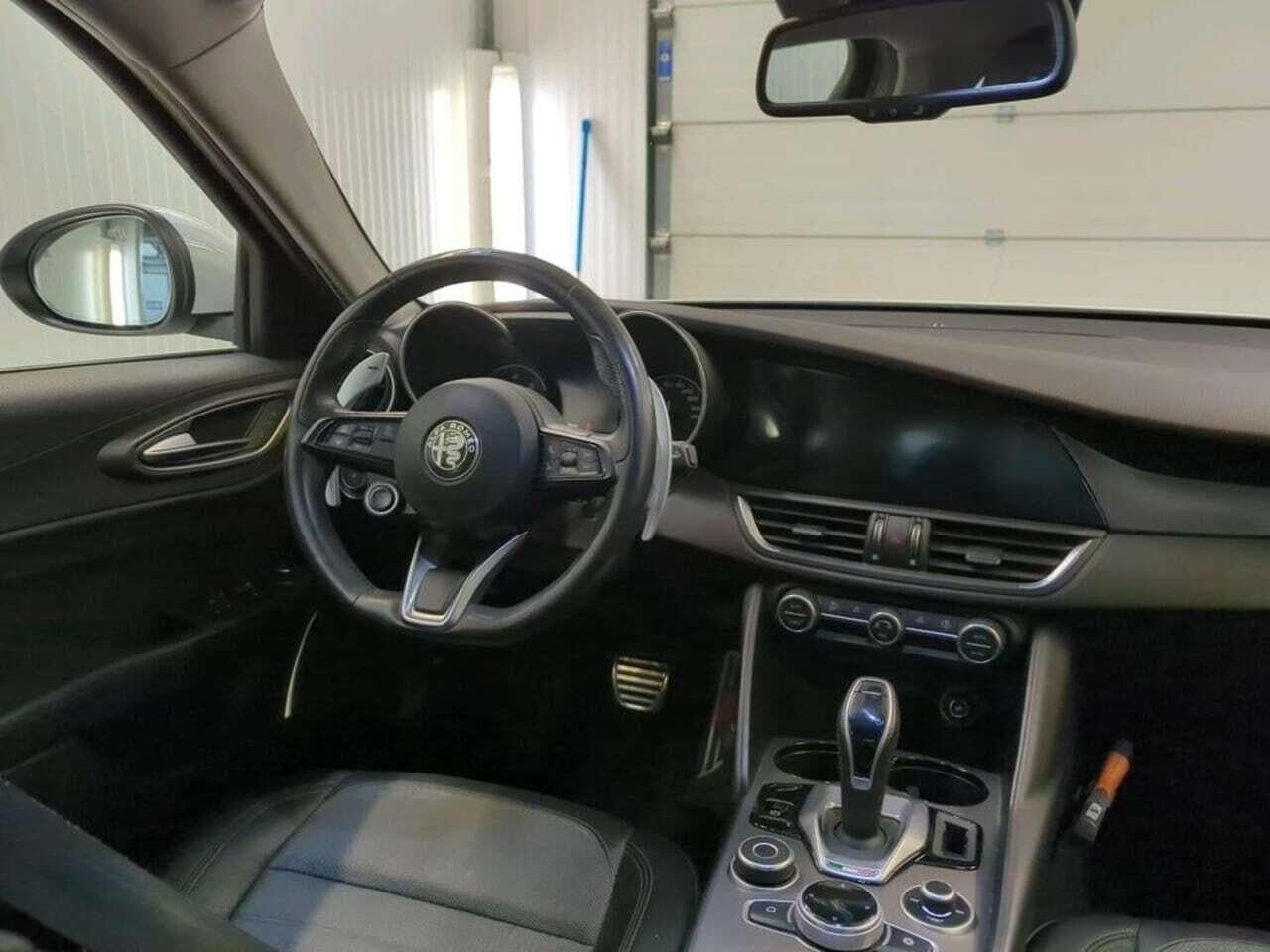 Alfa Romeo Giulia 2.2 Sprint photo