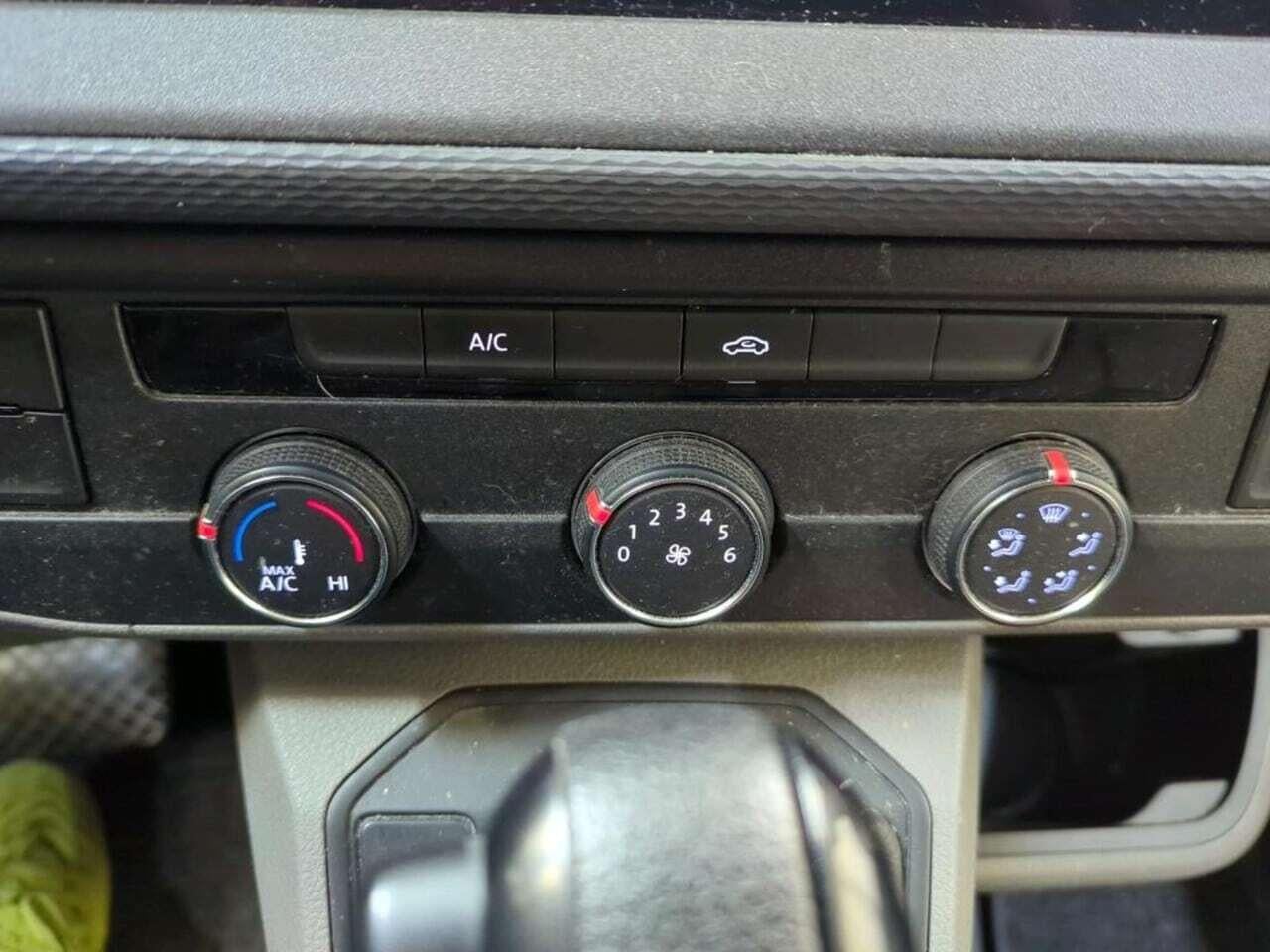 VOLKSWAGEN Transporter 2.0 TDI L1H1 Bu photo