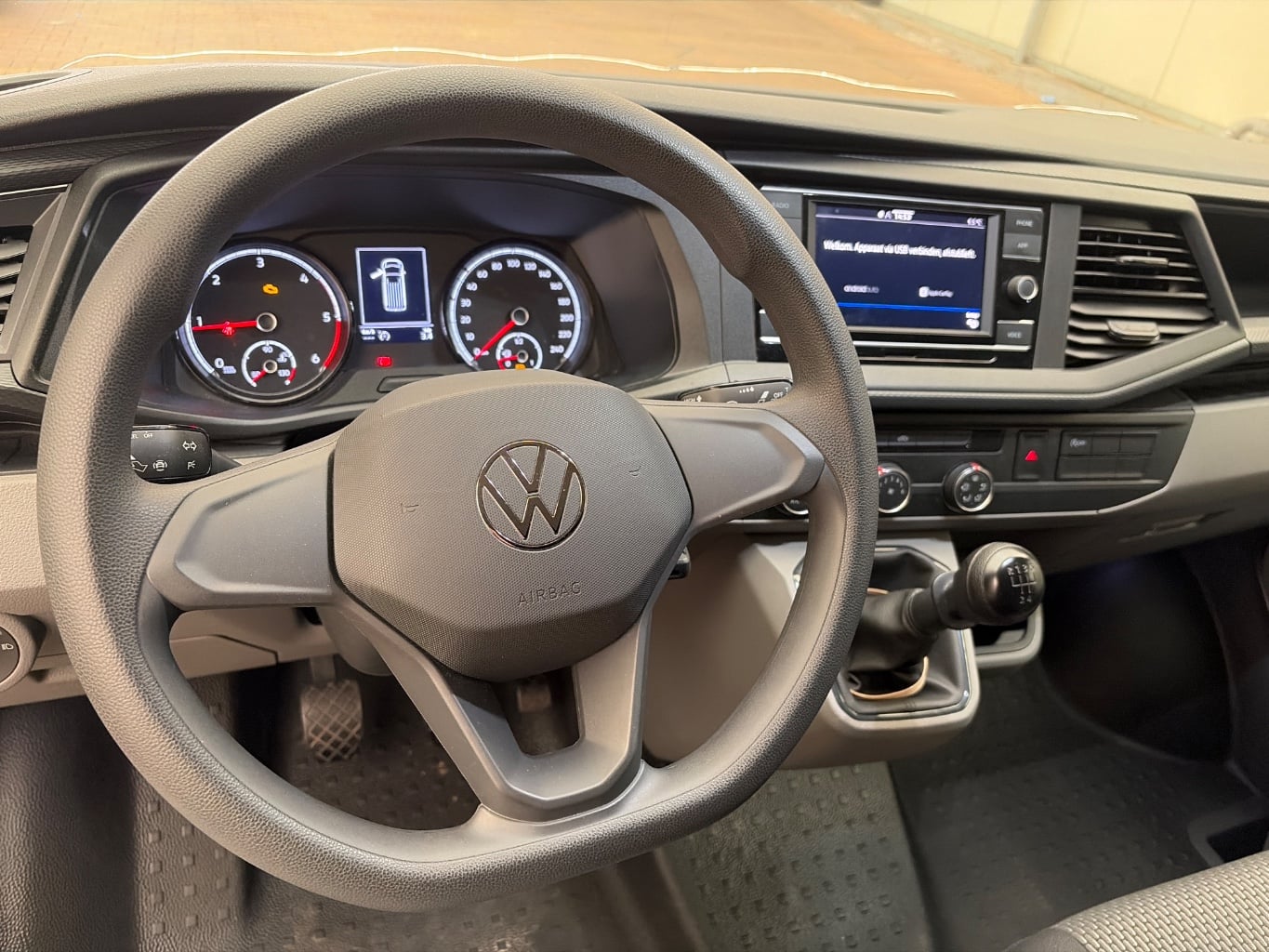 VOLKSWAGEN TRANSPORTER 2.0 TDI L2H1 Hi photo