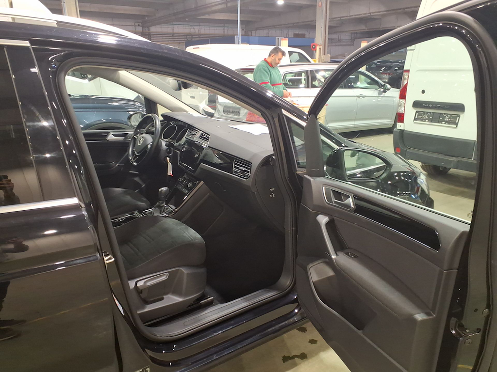 VOLKSWAGEN TOURAN DIESEL - 2015 2.0 TDi SCR Highline DSG (EU6.2) photo