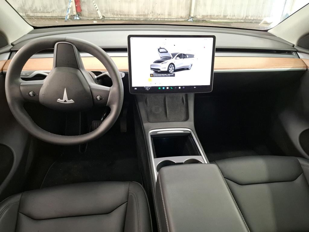 TESLA Model Y / 2021 / 5P / SUV RWD photo