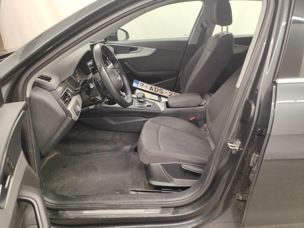 Audi A4 Avant 2.0 30 TDi 100kW S tronic Business Ed 5d photo