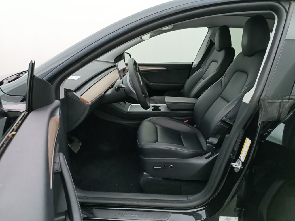 Tesla Model Y Long-Range Dual Motor AWD 5d photo