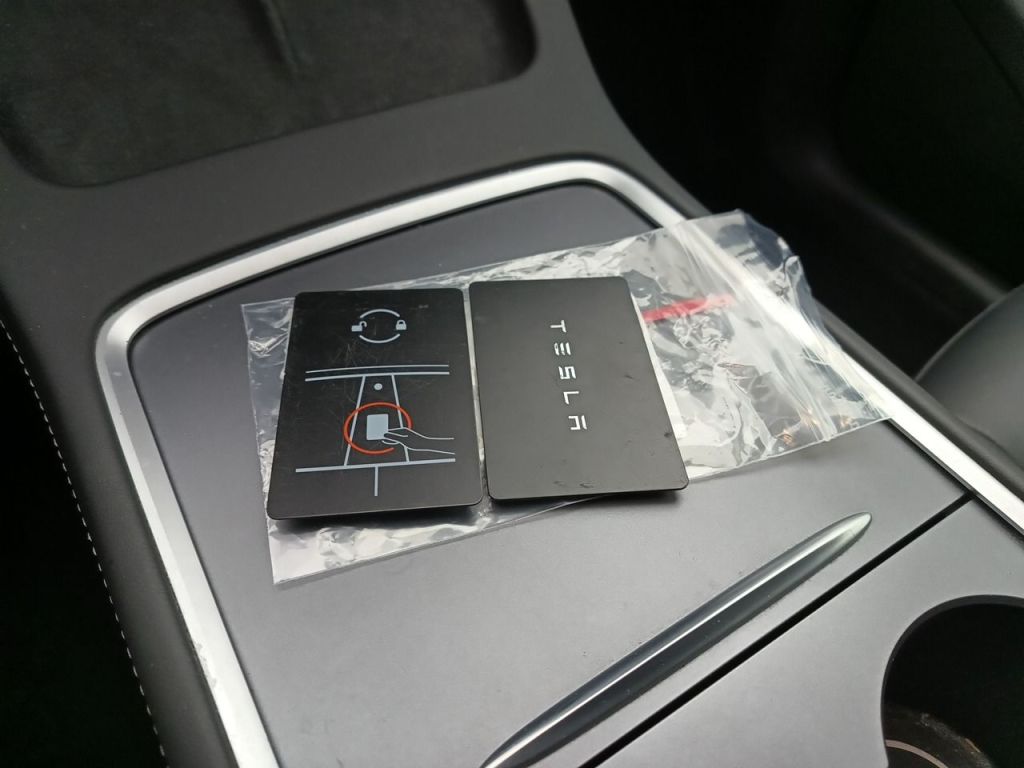 Tesla Model Y Long-Range Dual Motor AWD 5d photo