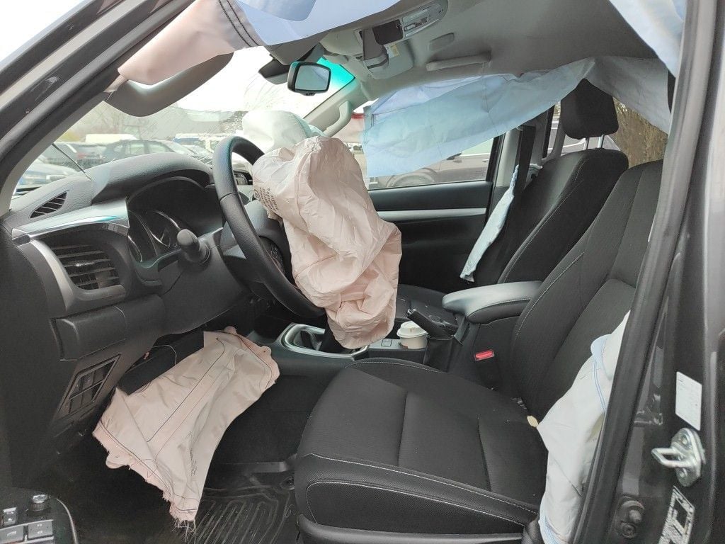 Toyota Hilux 2.4 D-4D Double Cab Comfort 4d !!!! Damaged car !!!! photo