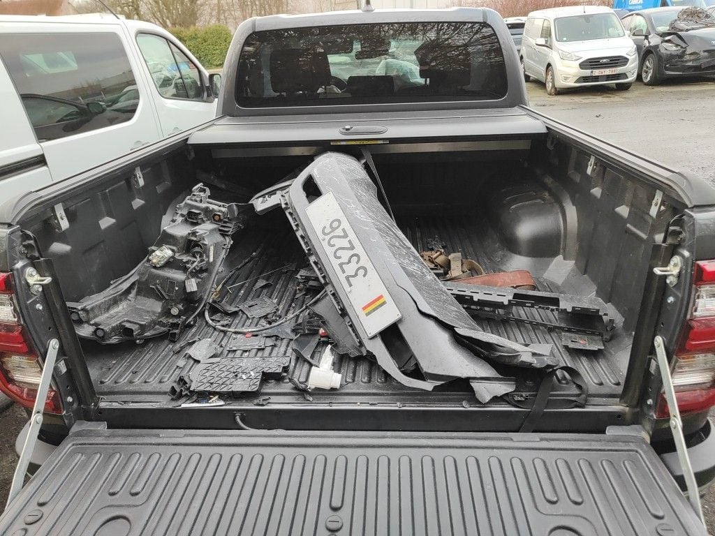 Toyota Hilux 2.4 D-4D Double Cab Comfort 4d !!!! Damaged car !!!! photo