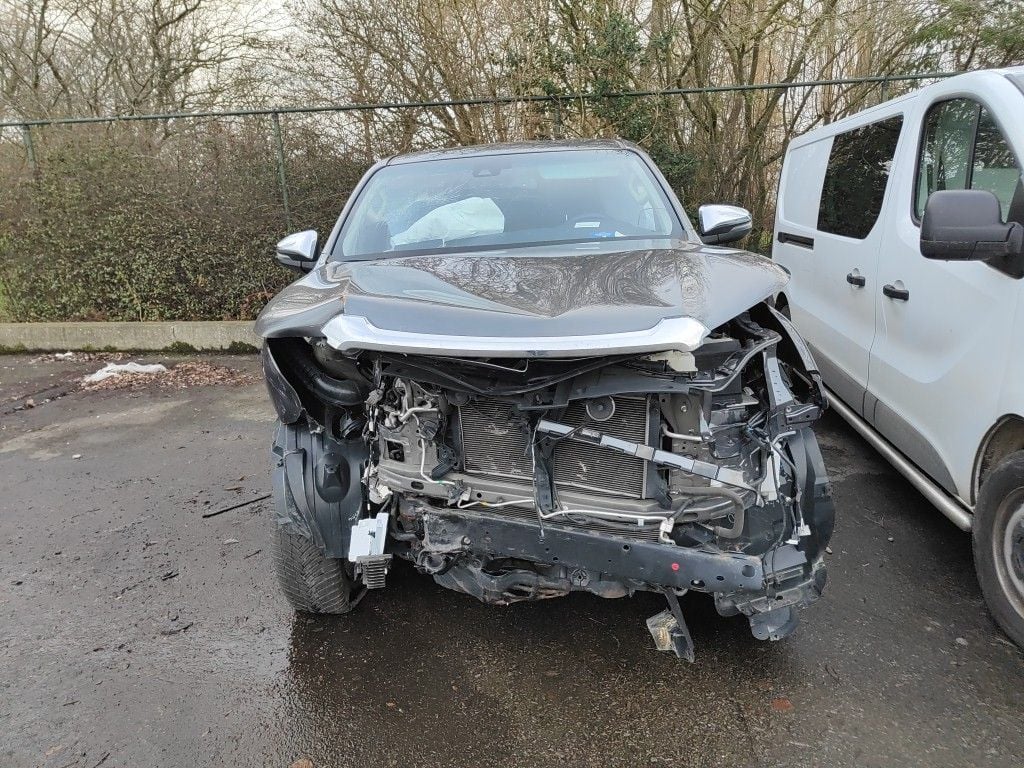 Toyota Hilux 2.4 D-4D Double Cab Comfort 4d !!!! Damaged car !!!! photo